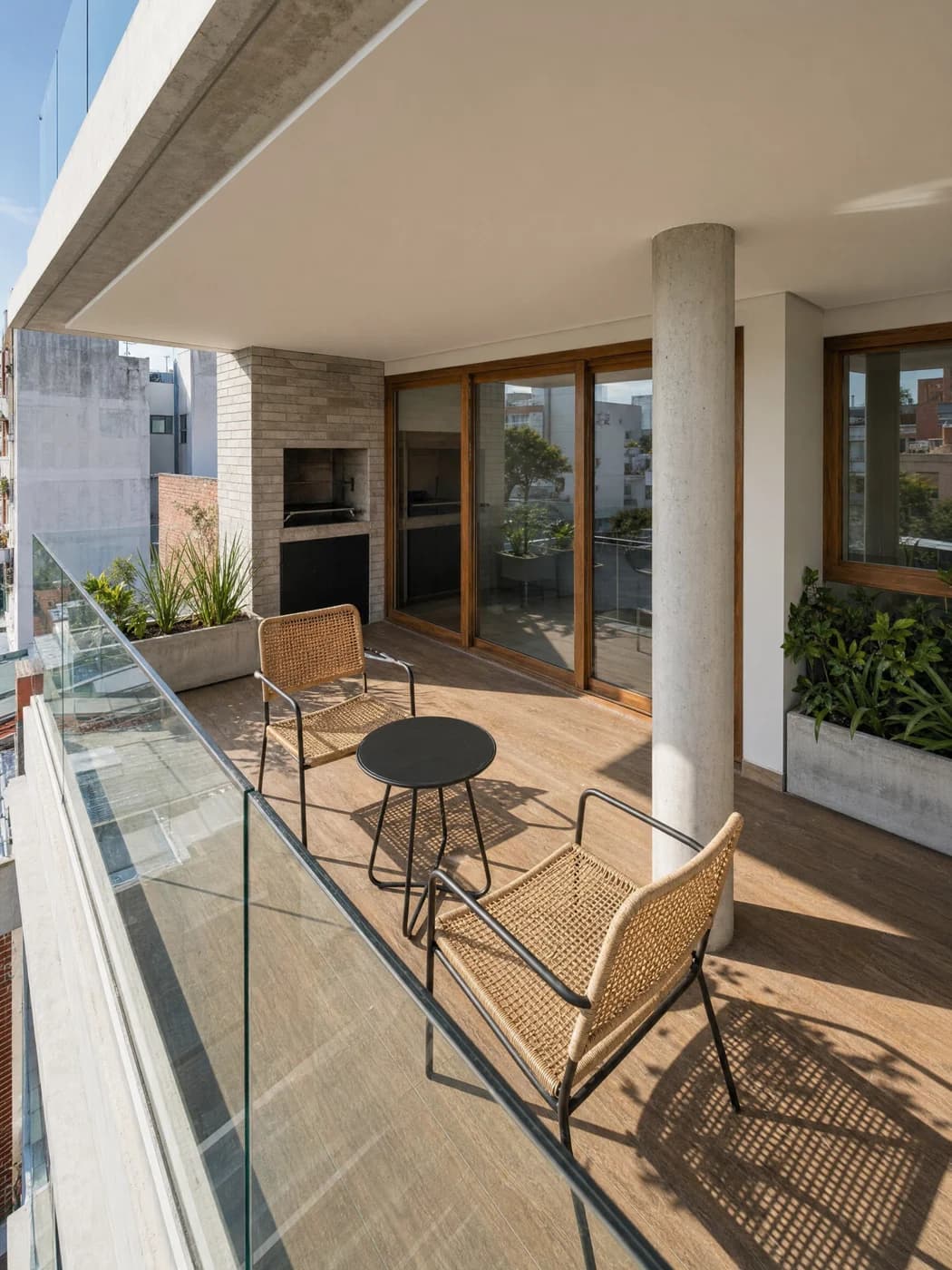 Terraza con sillas de madera, parrilla y baranda de vidrio en una visualización arquitectónica