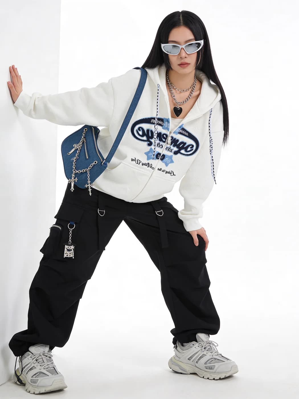Modelo con prendas blancas y bolso azul en una imagen de moda con IA